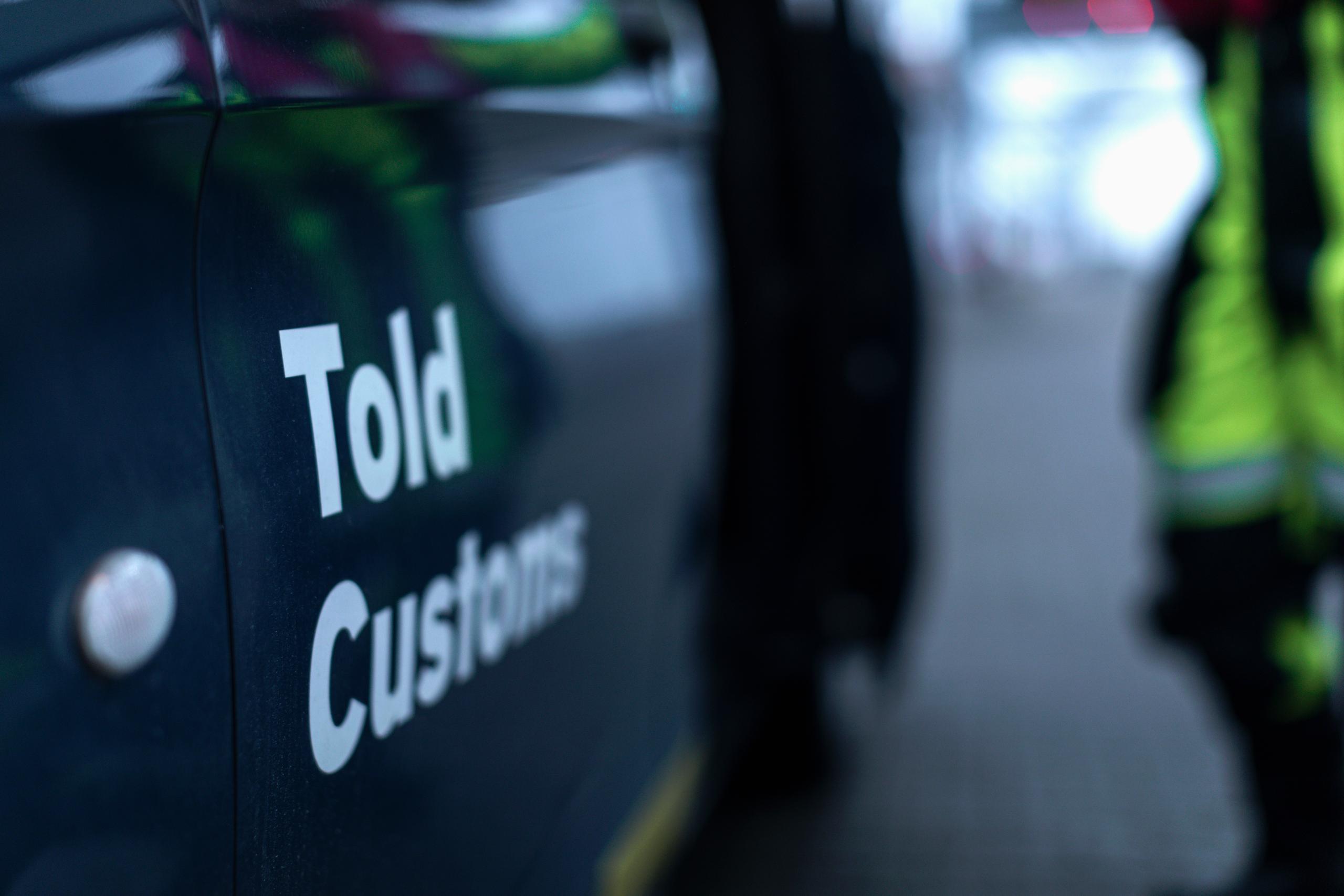 Siden af en toldbil hvorpå der står 'Told' *Customs'