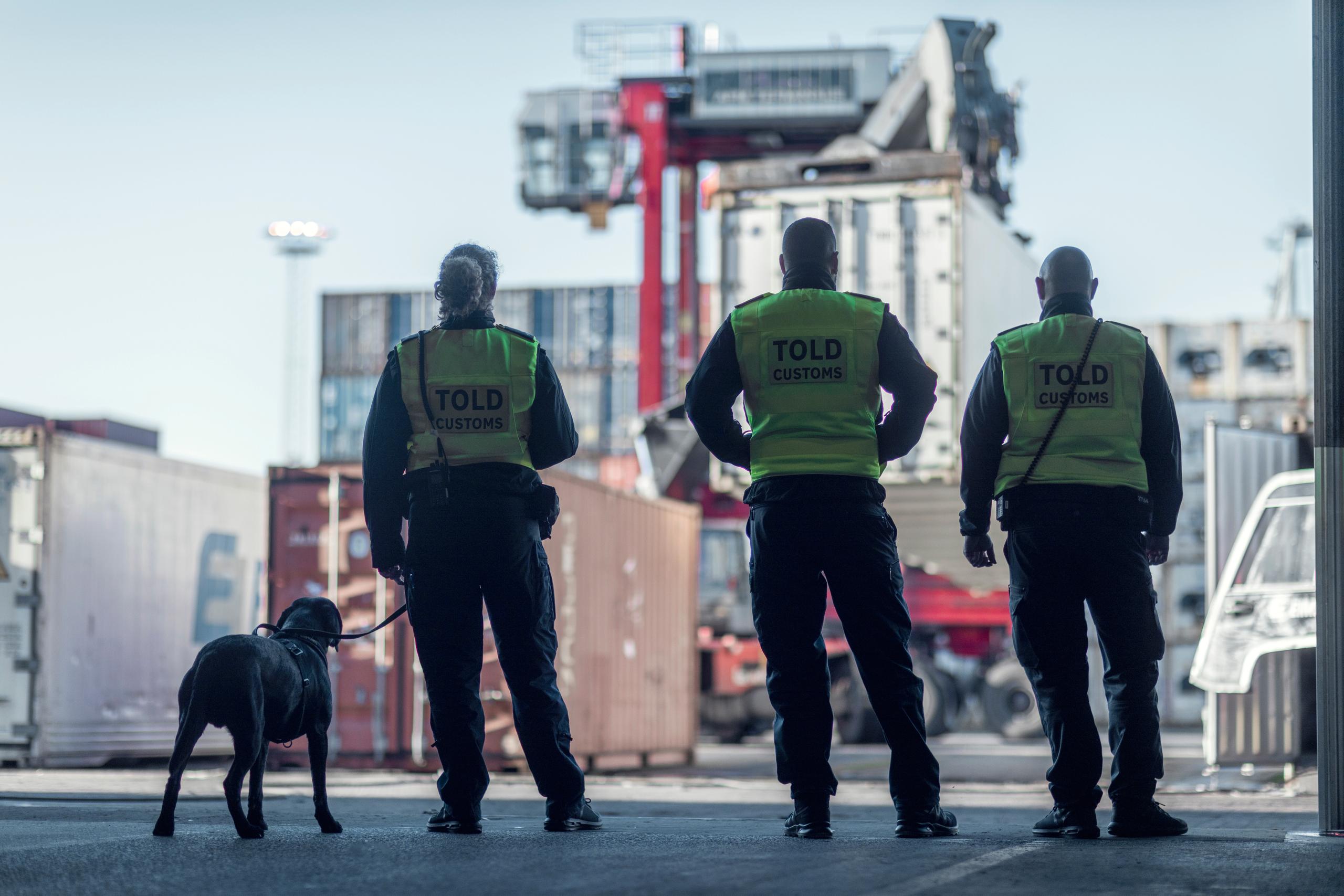 Tre toldere og en hun kigger ud på en havn